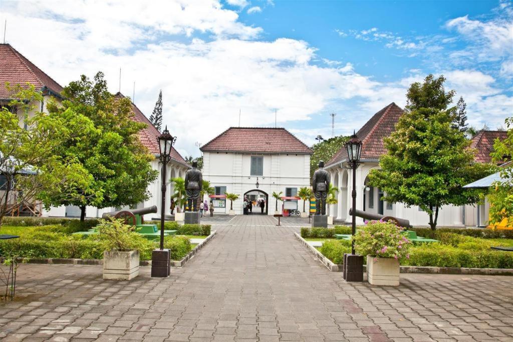 Happy Family Hotel Джокьякарта Экстерьер фото